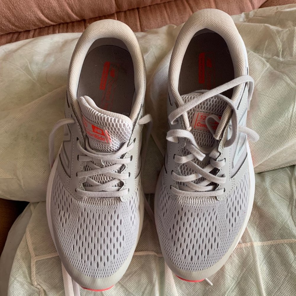 VERY WELL LIKE NEW NEW BALANCE SZ 9.5 WOMENS